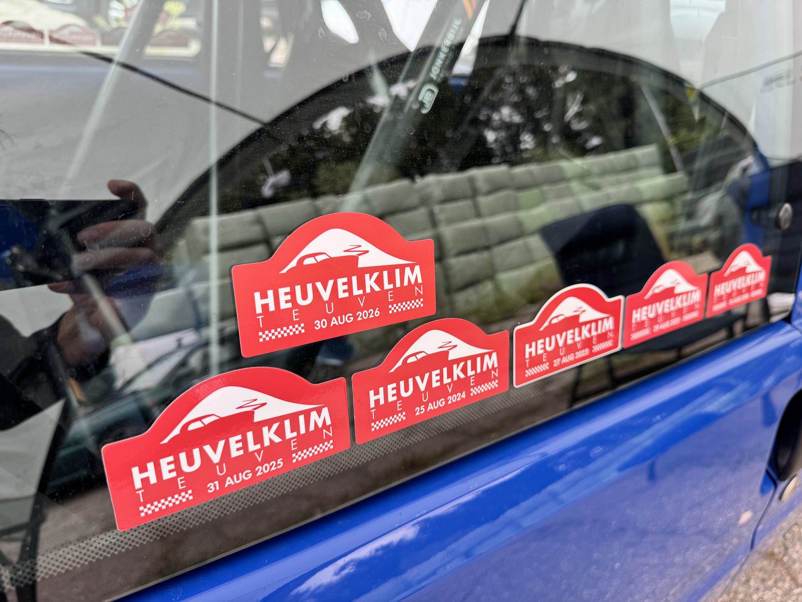 Een paar jaargangen Heuvelklim Teuven op het zijraam van de 106.