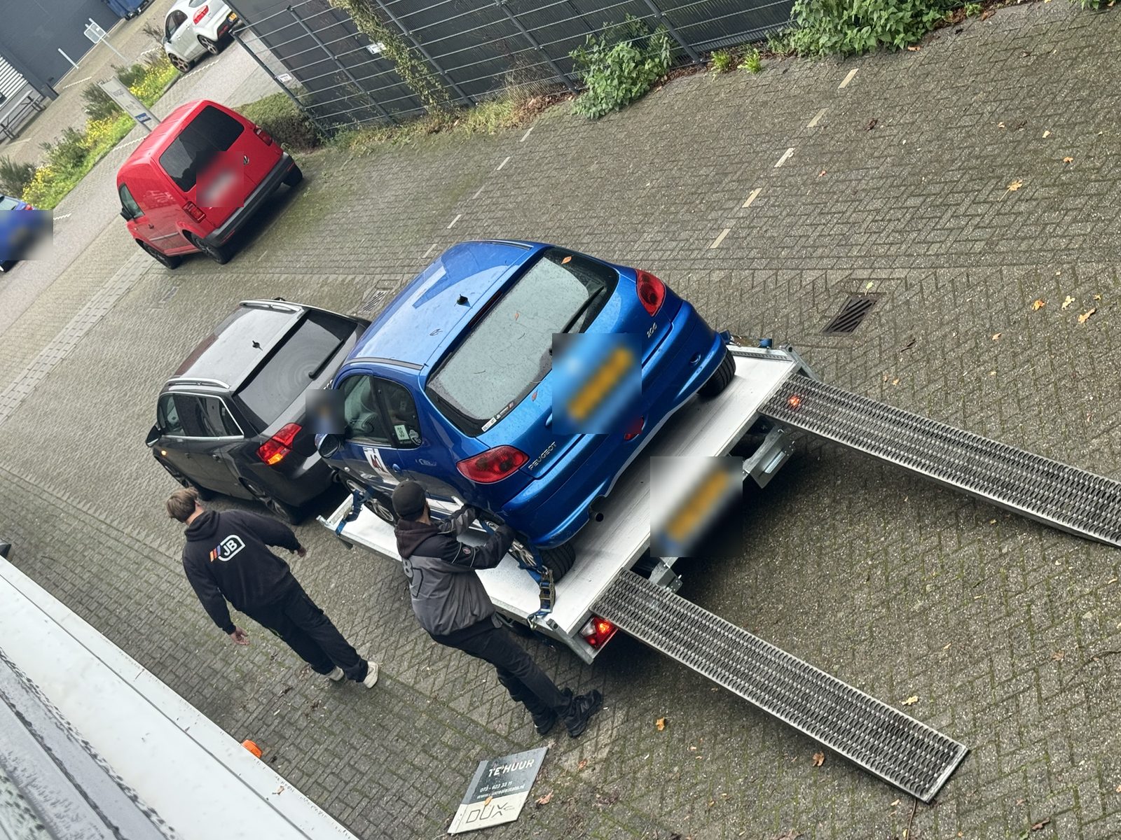 Even liften: de 206 op de aanhanger.