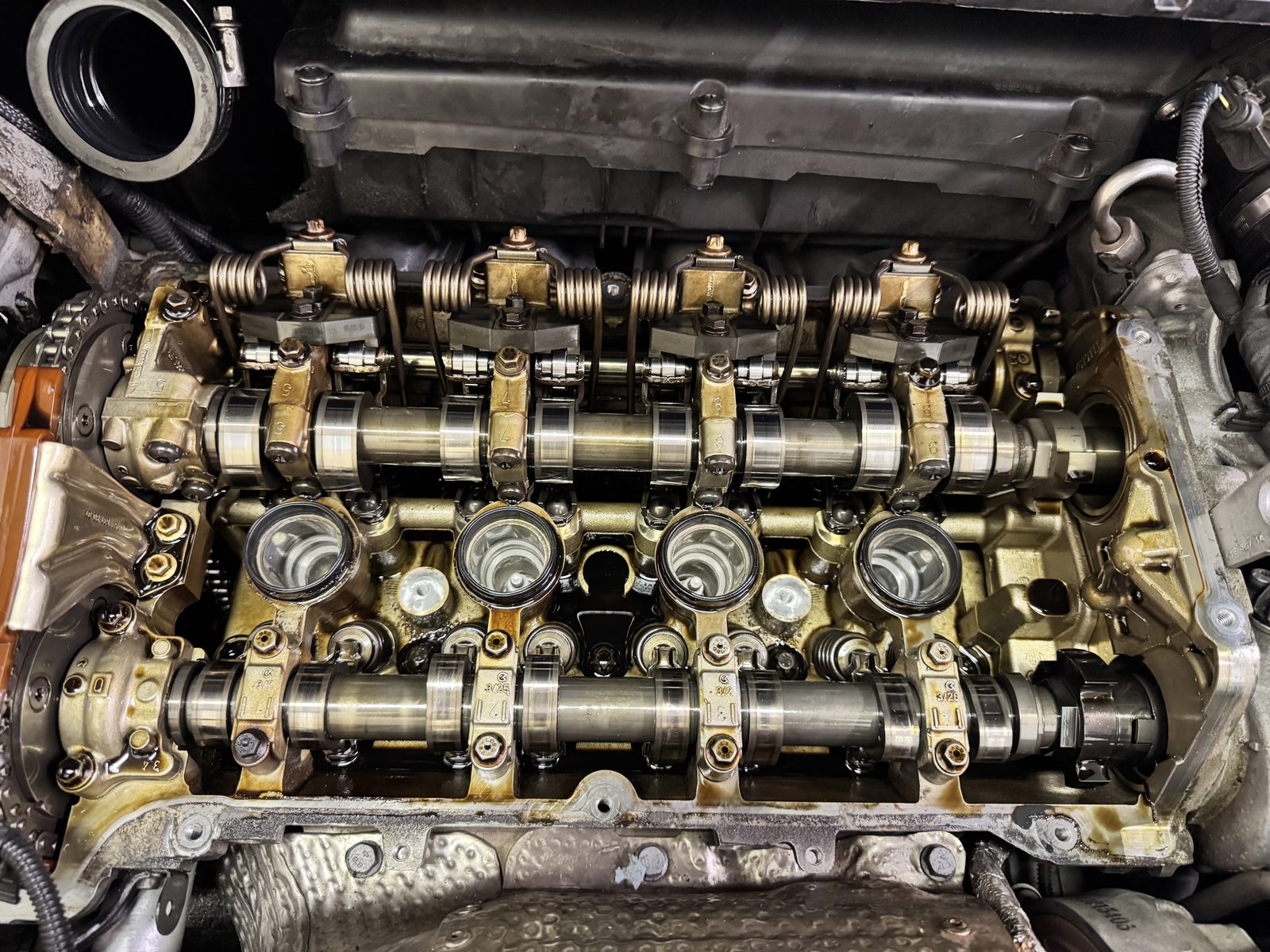 Kleppendeksel eraf: ziet er nog netjes uit voor een auto van tien jaar oud. Bovenaan zie je het automatische kleppenstelmechanisme.